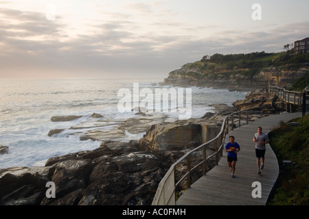 Tôt le matin, les coureurs sur le sentier côtier de Coogee à Bondi dans l'est de Sydney Banque D'Images