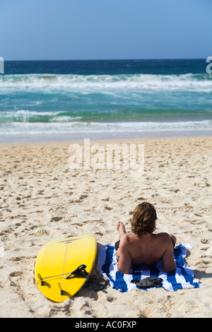 Un internaute donne sur la mer à Bondi sur plages de l'est de Sydney. Banque D'Images