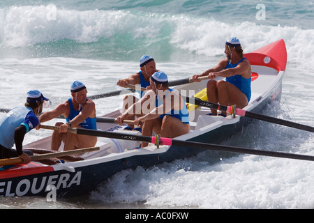 Un équipage de surfboat batailles rangées par les vagues lors d'une course à Cronulla Beach Banque D'Images