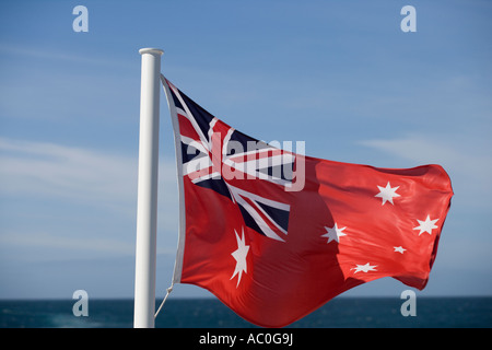 L'enseigne australienne vole de l'arrière d'un bateau dans la mer de Tasman Banque D'Images