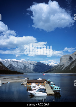 Bateaux amarrés sur le lac Minnewanka à Banff National Park' 'Banff Alberta Canada Banque D'Images