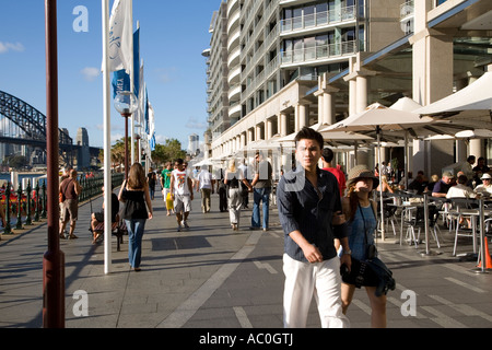 Les gens apprécient les bars et restaurants à Circular Quay Sydney Banque D'Images