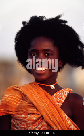 Une jeune fille mauritanienne dans une melafa colorés traditionnellement un voile de coton froissé teint Banque D'Images