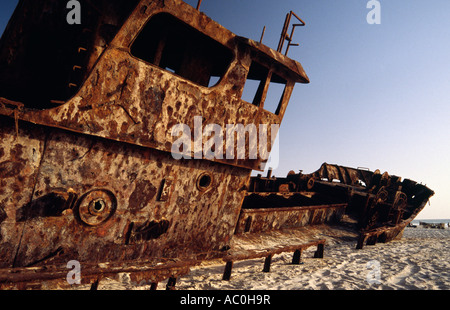 La carcasse de rouille d'un cargo se trouve enterré dans les sables de la plage des Pecheurs Fishermens Beach près de Nouakchott Banque D'Images