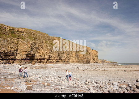 Pays de Galles Glamorgan Llantwit Major personnes sur Col huw plage en contrebas des falaises du littoral du patrimoine Banque D'Images