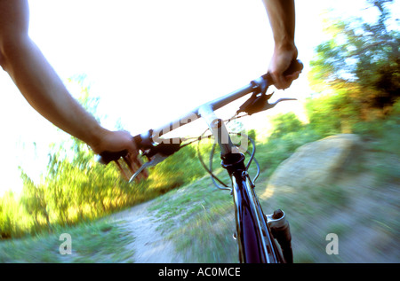 Man riding mountain bike vélo en forêt sur des sentiers à voie unique Banque D'Images