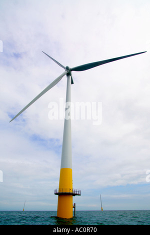 Tout d'abord les moulins à vent d'être équipés de nacelle et toutes les lames de la Kentish Flats Winfarm Whitstable Kent Banque D'Images