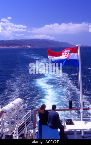 Jeune couple sur le pont supérieur de la Jadrolinija ferry boat de quitter l'île de Korcula Croatie Banque D'Images