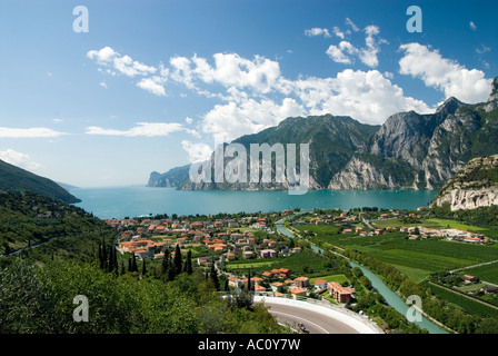 Vue sur le lac de garde ci-dessus de Riva del Garda avec Riva del Garda, dans l'avant-plan Banque D'Images