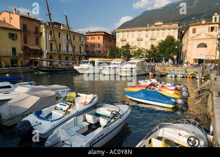 Marina dans malcesine avec les bateaux de touristes et le plaisir cruisers Banque D'Images