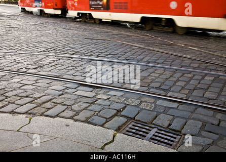 Le Tram passant au-dessus de voies de tram sur les rues pavées de Prague. Banque D'Images