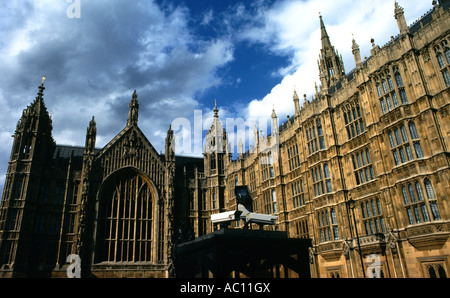 Des caméras de sécurité sur les Maisons du Parlement à Londres Angleterre Royaume-Uni Grande-Bretagne Banque D'Images