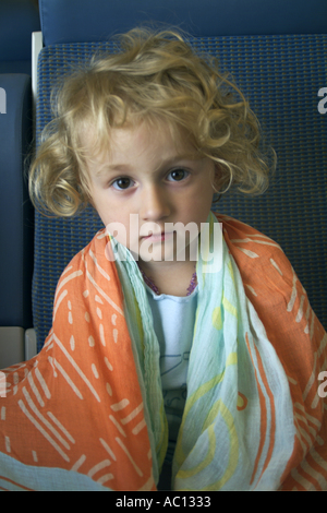 France Provence dans le Train Portrait d'une petite fille enveloppée dans un châle Banque D'Images