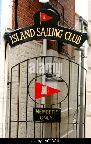 Porte d'entrée de l'île club de voile île de Wight cowes uk montrant Coat of Arms Banque D'Images