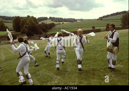 Musique traditionnelle anglaise. Homme jouant un coup de sifflet de penny et un tambour. England Morris Dancers Whitchurch. Buckinghamshire années 1990 HOMER SYKES Banque D'Images