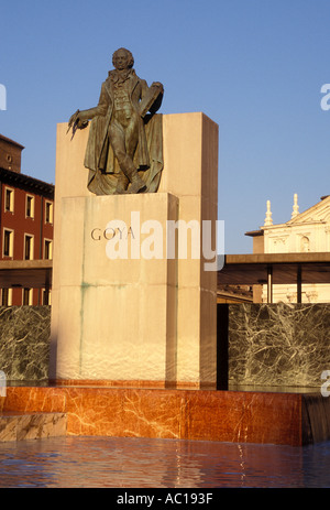 Espagne Aragon Saragosse statue et fontaine en l'honneur du peintre espagnol Francisco Goya 1746 à 1828 Banque D'Images