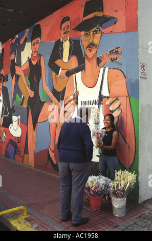 Tango murale, Plaza Dorrego, San Telmo, Buenos Aires fleur fille vendant des fleurs coupées dans la rue Argentine Amérique du Sud 2002 2000 HOMER SYKES Banque D'Images