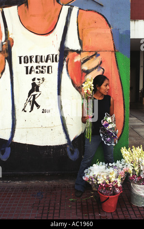 Tango murale, Plaza Dorrego, San Telmo, Buenos Aires fleur fille vendant des fleurs coupées dans la rue Argentine Amérique du Sud 2002 2000 HOMER SYKES Banque D'Images