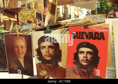 EVA Peron et Che Guevara posters stall du marché Buenos Aires Argentine Amérique du Sud. Plaza Dorrego, quartier de San Telmo années 2002 HOMER SYKES Banque D'Images