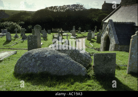 St Levans Stone, une pierre de Moot dans la cour de l'église de Saint Levans Church Cornwall England. UK 1990S 1993 HOMER SYKES Banque D'Images