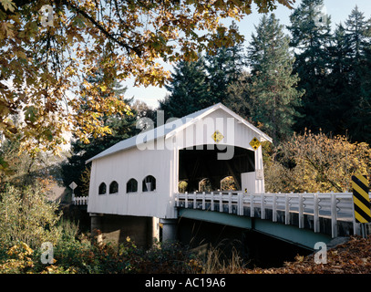 Un pont couvert de Rochester 80 pied de long pont au-dessus de la rivière près de Calapooya Sutherlin dans Oregon Banque D'Images