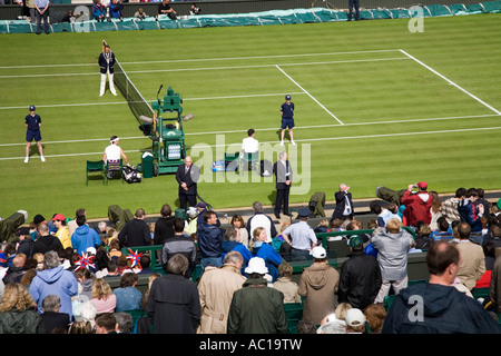 Dans l'intervalle de jouer au cours de Carlos Moya Tim Henman match au Centre Court Wimbledon Tennis Championship UK Banque D'Images
