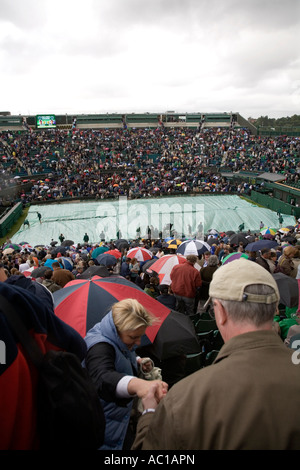 La pluie interrompt jouer au cours de Carlos Moya Tim Henman match au Centre Court Wimbledon Tennis Championship UK. Banque D'Images