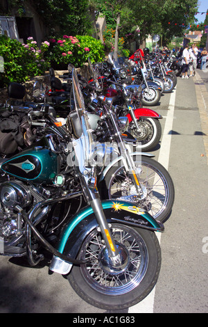 Motocyclettes Harley Davidson à la ville française de Grimaud près de St Tropez France garé dans une rangée Banque D'Images