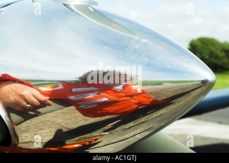 Pilote record Polly Vacher, à Pembrey Airport lors de sa tentative de devenir la première personne à la terre à tous les 206 UK airfield Banque D'Images