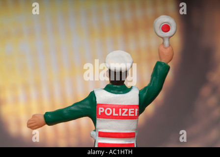 Figurine de police en face de phare d'automobile Banque D'Images