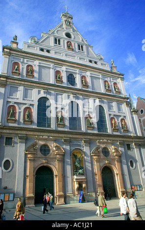 FAÇADE DE SANKT MICHAEL KIRCHE, ST. EGLISE DE LA RENAISSANCE DE MICHAEL , NEUHAUSER STRASSE STREET, MUNICH, BAVIÈRE, ALLEMAGNE, EUROPE Banque D'Images