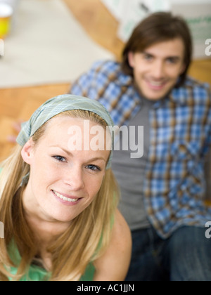 Coulée sitting on floor, à la femme à l'appareil photo Banque D'Images