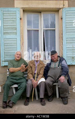 3 VIEILLARDS SUR UN BANC DE FONTENOY-LA-JOUTE LORRAINE FRANCE Banque D'Images