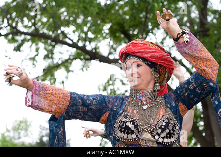 Danses du ventre d'une femme à une renaissance festival à New York. Banque D'Images