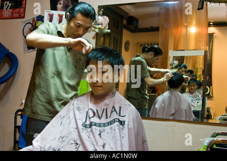 L'homme coréen se coupe dans l'élégant salon Shanghai Chine coupe de cheveux Banque D'Images