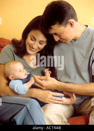 Mère et père regardant tendement leur bébé garçon, fatherly, amour maternel, liaison, Royaume-Uni Banque D'Images