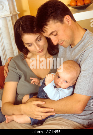 Mère et père regardant tendement leur bébé garçon, fatherly, amour maternel, liaison, Royaume-Uni Banque D'Images