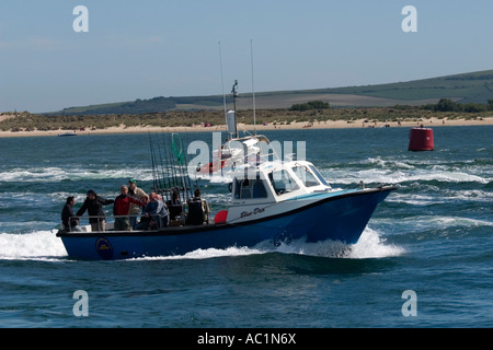 Bateau de pêche plaisir revient sur le port de Poole, dans le Dorset. Banque D'Images