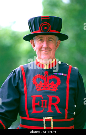 Un Yeoman warder beefeater en uniforme à l'extérieur de la Tour de Londres. Banque D'Images