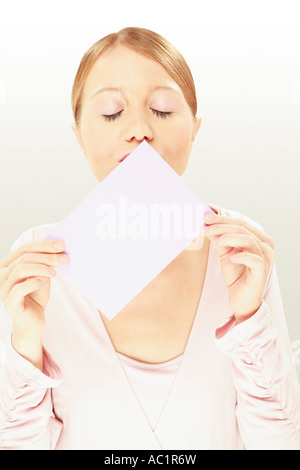 Jeune femme tenant une lettre dans les mains Banque D'Images