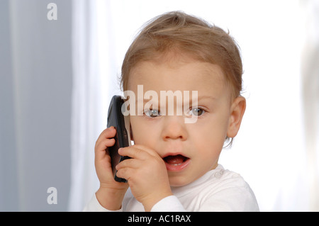 Petit enfant à l'aide de mobile phone, close-up Banque D'Images