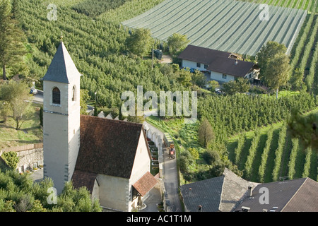 Le transport du tracteur à travers des rues de pommes Vinschgau Tiss village, Alto Adige, Italie Banque D'Images