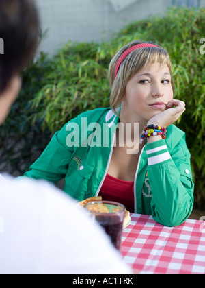 Young couple sitting in garden Banque D'Images