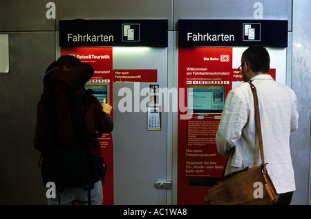 Les passagers ferroviaires l'achat de billets à partir de la machine distributrice à la gare de Cologne, Allemagne. Banque D'Images