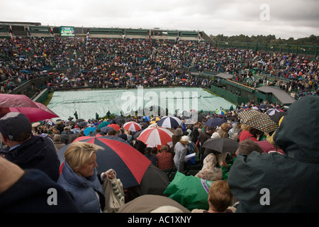 La pluie interrompt jouer au cours de Carlos Moya Tim Henman match au Centre Court Wimbledon Tennis Championship UK Banque D'Images