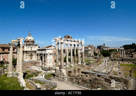 Le Temple de Saturne et de l'Arc de Septime Sévère dans le Forum Romain Rome Italie Banque D'Images