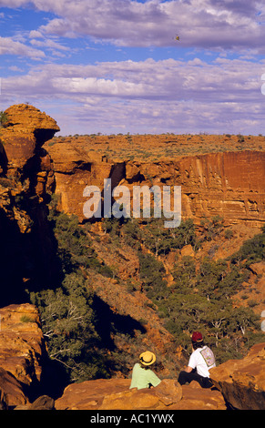 Les marcheurs à l'affût sur North Rim du canyon, Kings Canyon (Watarrka National Park), Territoire du Nord, Australie, vertical, Banque D'Images