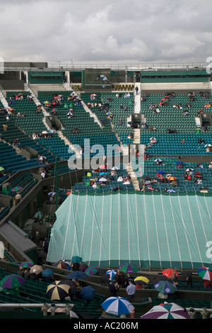 La pluie interupts jouent au cours de Carlos Moya Tim Henman match au Centre Court Wimbledon Tennis Championship UK Banque D'Images