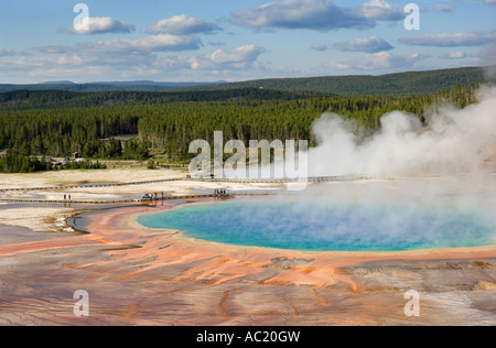 La vapeur de Grand Prismatic Spring Midway Geyser Basin Le Parc National de Yellowstone au Wyoming USA États-Unis d'Amérique Banque D'Images