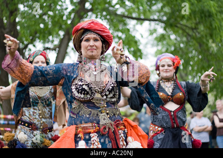 La danse du ventre des femmes à une renaissance festival à New York. Banque D'Images